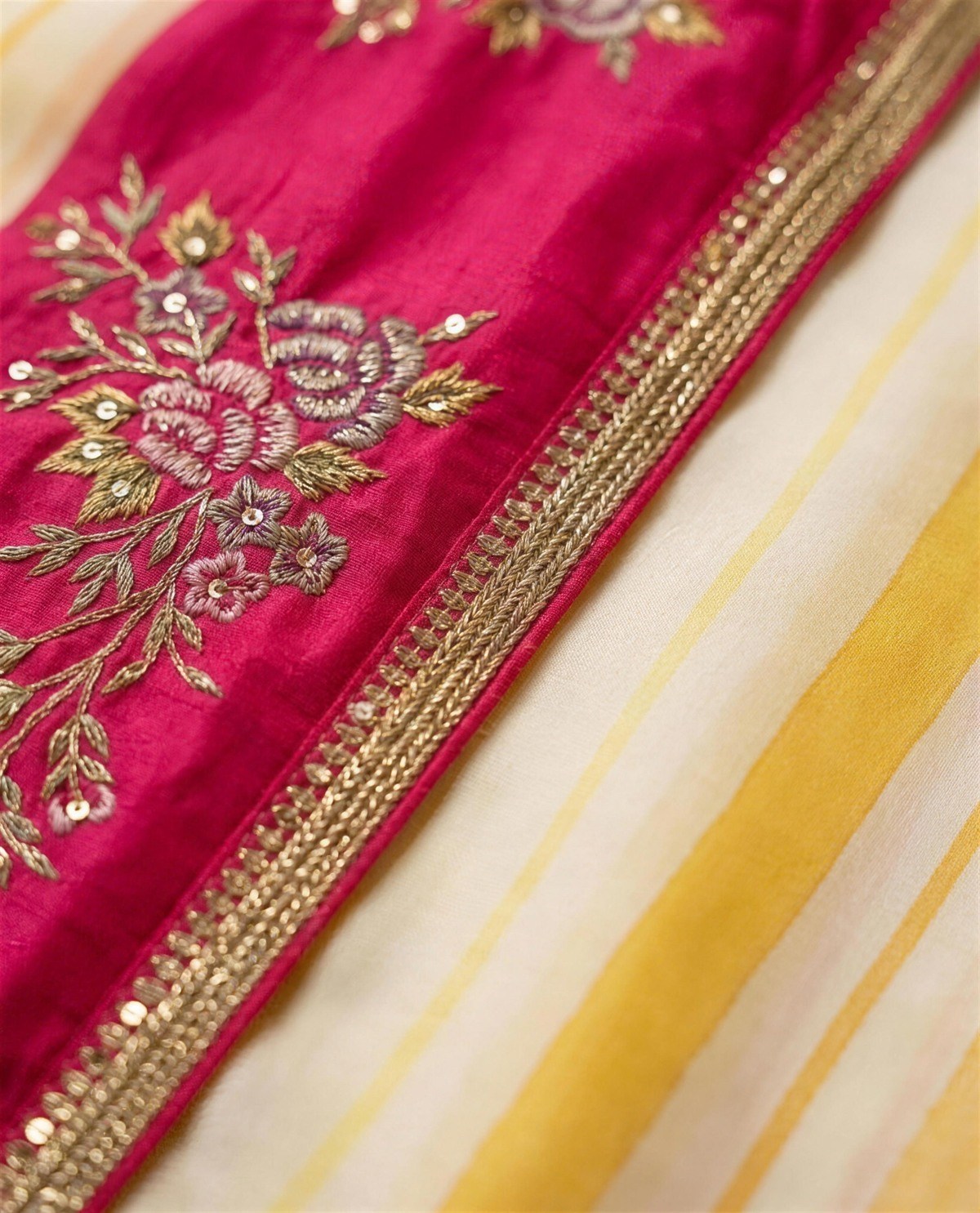 Ivory Gold Stripe Tissue Saree, Detail