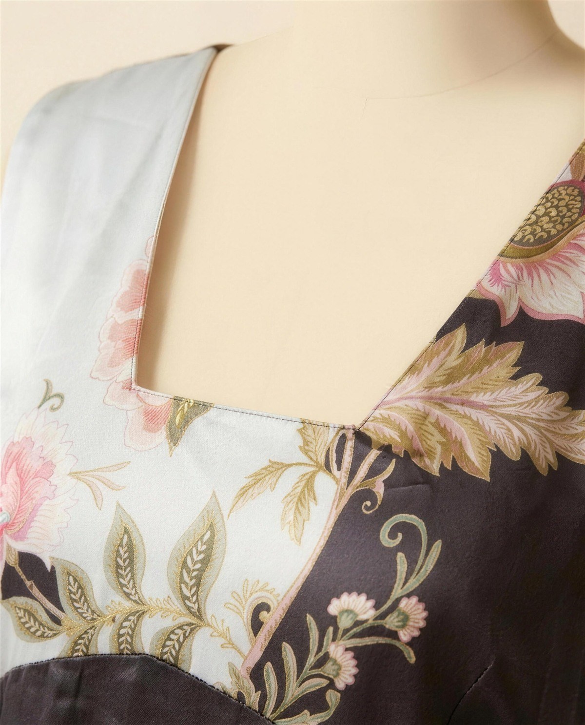 Noir Ivory Floral Gown, Detail